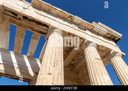 Athen, Griechenland. Die Propylaea, das monumentale Tor zur Akropolis von Athen, das vom athenischen Führer Pericles in Auftrag gegeben wurde Stockfoto
