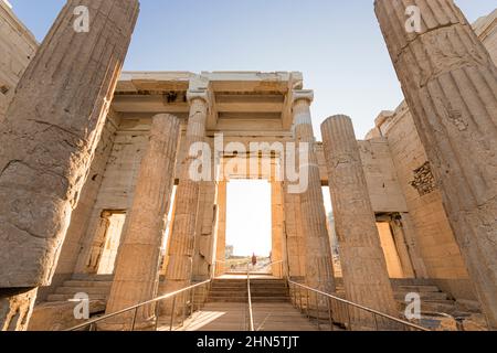 Athen, Griechenland. Die Propylaea, das monumentale Tor zur Akropolis von Athen, das vom athenischen Führer Pericles in Auftrag gegeben wurde Stockfoto