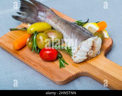 Kabeljau im rustikalen Stil gebacken Stockfoto