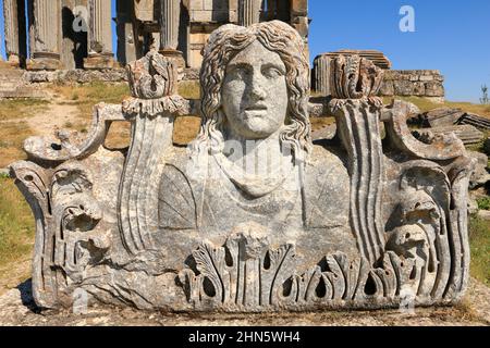 Medusa Head Statue. Die alte Statue in der antiken Stadt Aizanoi. Auch bekannt als Zeus-Tempel in Çavdarhisar, Kütahya. Stockfoto