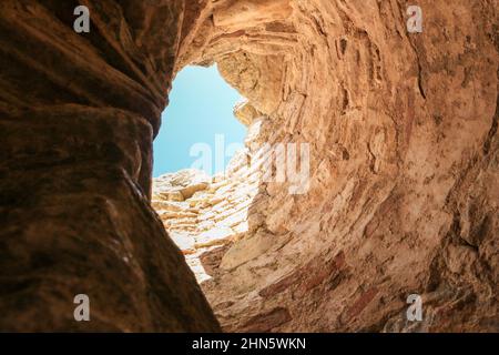 Antiker Turm, Innenansicht eines alten Turms. Spiralstruktur. Zeus-Tempel der Stadt Aizanoi. Geschichte Konzept und Idee. Stockfoto