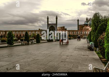 Isfahan, Iran, 17. November 2021: Der zweitgrößte Naqsh e Jahan Platz der Welt mit einem Park und Blick auf die höchste Scheich-Imam-Moschee der Stadt Stockfoto