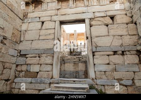 Athen, Griechenland. Das Beule-Tor und Propylaea, das monumentale Tor zur Akropolis von Athen, die vom athenischen Führer Pericles in Auftrag gegeben wurden Stockfoto