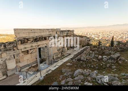 Athen, Griechenland. Das Beule-Tor und Propylaea, das monumentale Tor zur Akropolis von Athen, die vom athenischen Führer Pericles in Auftrag gegeben wurden Stockfoto