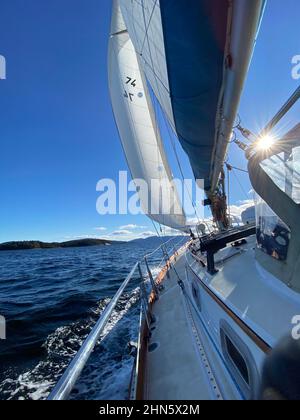 SeitenBlick auf Segelboot Segeln zusammen mit vollen Segeln in der Nähe der Gulf Islands, Kanada Stockfoto