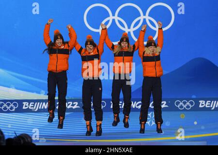 Peking, China. 14th. Februar 2022. Die Mitglieder der niederländischen Team-Goldmedaillengewinnerin Selma Poutsma, Suzanne Schulting, Yara van Kerkhof und Xandra Velzeboer springen am Montag, den 14. Februar 3000m 2022, bei der Medaillenzeremonie für den Frauen-Kurzstreckensalto bei den Olympischen Winterspielen 2022 in Peking auf das Podium. Foto von Paul Hanna/UPI Credit: UPI/Alamy Live News Stockfoto