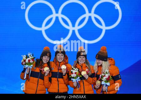 Peking, China. 14th. Februar 2022. Die Mitglieder der niederländischen Team-Goldmedaillengewinnerin Selma Poutsma, Suzanne Schulting, Yara van Kerkhof und Xandra Velzeboer posieren mit ihren Medaillen bei der Medaillenübergabe für den Frauen-Kurzstreckensalat 3000m bei den Olympischen Winterspielen 2022 in Peking am Montag, den 14. Februar 2022. Foto von Paul Hanna/UPI Credit: UPI/Alamy Live News Stockfoto