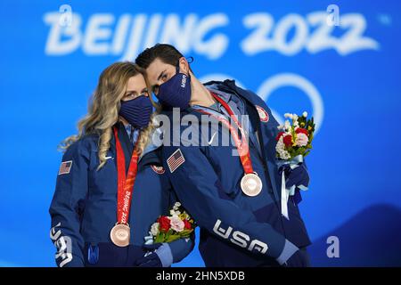 Peking, China. 14th. Februar 2022. Die Bronzemedaillengewinnerinnen Zachary Donohue und Madison Hubbell aus den Vereinigten Staaten stellen sich während der Medaillenzeremonie für den Eiskunstlauf-Wettbewerb bei den Olympischen Winterspielen 2022 in Peking am Montag, den 14. Februar 2022. Foto von Paul Hanna/UPI Credit: UPI/Alamy Live News Stockfoto