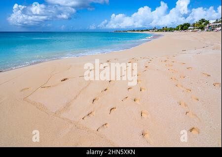 Von der Pointe du Canonnier bis La Sammana ist Baie Longue der größte Strand der karibischen Insel Saint-Martin Stockfoto