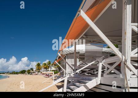 Von der Pointe du Canonnier bis zum Belmond Hotel La Sammana ist Baie Longue der größte Strand der karibischen Insel Saint-Martin Stockfoto