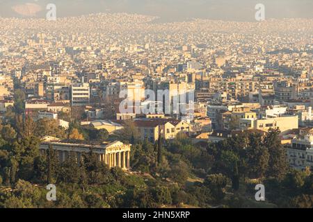 Athen, Griechenland. Luftaufnahmen der antiken Agora von Athen vom Areopag aus, mit dem Tempel des Hephaistos oder Hephaisteion Stockfoto