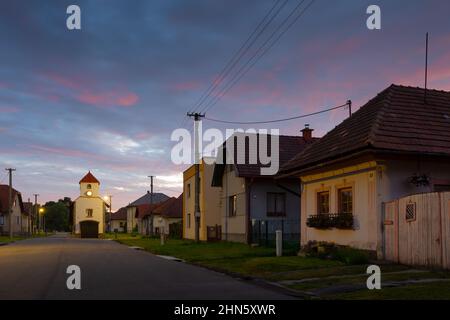 Feuerwache im Dorf Borcova, Region Turiec, Slowakei. Stockfoto