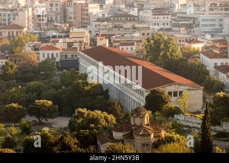 Athen, Griechenland. Luftaufnahmen der antiken Agora von Athen vom Areopag aus, mit der Stoa von Attalos und der Kirche der Heiligen Apostel Stockfoto