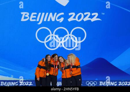 Peking, China. 14th. Februar 2022. Die Mitglieder der niederländischen Team-Goldmedaillengewinnerin Selma Poutsma, Suzanne Schulting, Yara van Kerkhof und Xandra Velzeboer posieren mit ihren Medaillen bei der Medaillenübergabe für den Frauen-Kurzstreckensalat 3000m bei den Olympischen Winterspielen 2022 in Peking am Montag, den 14. Februar 2022. Foto von Paul Hanna/UPI Credit: UPI/Alamy Live News Stockfoto