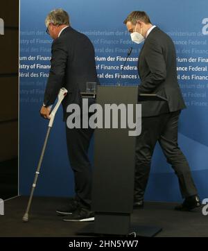 Berlin, Deutschland. 14th. Februar 2022. Bundesfinanzminister Christian Lindner (FDP) und sein Amtskollege aus Österreich, Magnus Brunner (l.), verlassen nach einer Pressekonferenz einen Raum im Bundesministerium der Finanzen. Quelle: Wolfgang Kumm/dpa/Alamy Live News Stockfoto