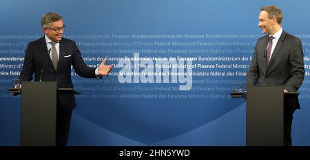 Berlin, Deutschland. 14th. Februar 2022. Bundesfinanzminister Christian Lindner (FDP) und sein Amtskollege Magnus Brunner (l.) aus Österreich beantworten Fragen von Journalisten im Bundesministerium der Finanzen. Quelle: Wolfgang Kumm/dpa/Alamy Live News Stockfoto