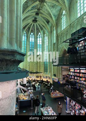 Maastricht (Boekhandel Dominicanen), Niederlande - Februar 13. 2022: Blick in die mittelalterliche Dominikanerkirche, die in eine Buchhandlung umgewandelt wurde Stockfoto