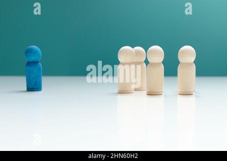 Konzept des Autismus Tag ASD mit mit Holzfiguren und Buchstaben Stockfoto