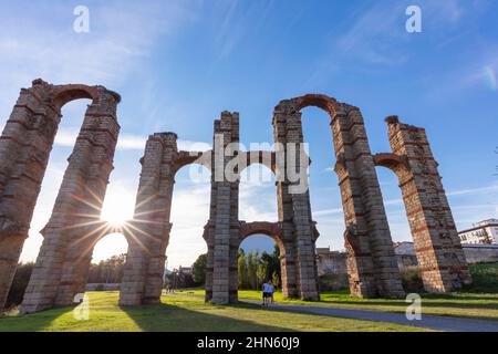 Das Acueducto de los Milagros ist die Ruinen einer römischen Aquädukt-Brücke in Merida, Spanien Stockfoto