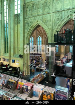 Maastricht (Boekhandel Dominicanen), Niederlande - Februar 13. 2022: Blick in die mittelalterliche Dominikanerkirche, die in eine Buchhandlung umgewandelt wurde Stockfoto