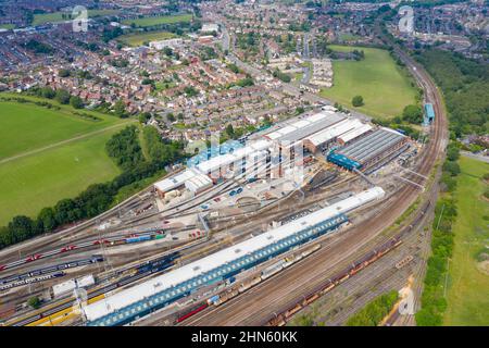 Luftaufnahme eines Bahnhofs Betriebsdepot mit vielen Zügen auf den Gleisen im Dorf Halton Moor in Leeds, West Yorkshire, Großbritannien Stockfoto