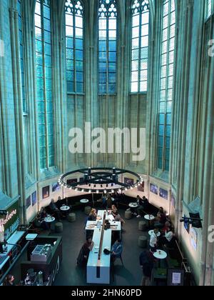 Maastricht (Boekhandel Dominicanen), Niederlande - Februar 13. 2022: Blick in die mittelalterliche Dominikanerkirche, die in eine Buchhandlung umgewandelt wurde Stockfoto