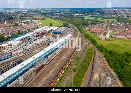 Luftaufnahme eines Bahnhofs Betriebsdepot mit vielen Zügen auf den Gleisen im Dorf Halton Moor in Leeds, West Yorkshire, Großbritannien Stockfoto
