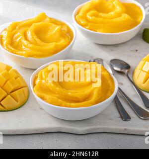 Mango-Eis oder schöne Creme, gemischtes gefrorenes Mango-Dessert Stockfoto