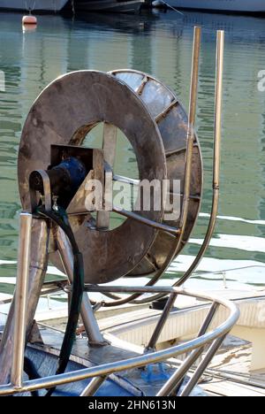 Schleppwinde auf einem Fischerboot Stockfoto