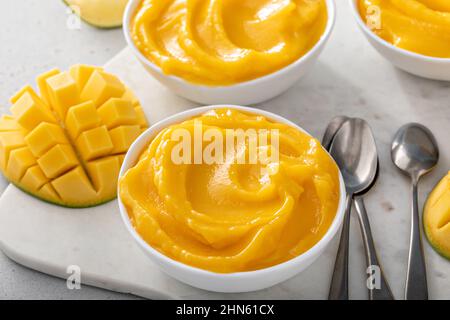 Mango-Eis oder schöne Creme, gemischtes gefrorenes Mango-Dessert Stockfoto