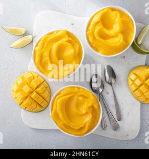 Mango-Eis oder schöne Creme, gemischtes gefrorenes Mango-Dessert Stockfoto
