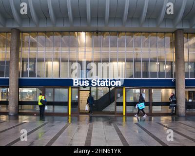 Der moderne Eingang zum Busbahnhof Preston in Lancashire im Norden Großbritanniens. Ein denkmalgeschütztes Gebäude im Brutalistischen Stil, das unter Denkmalschutz steht. 2 Stockfoto