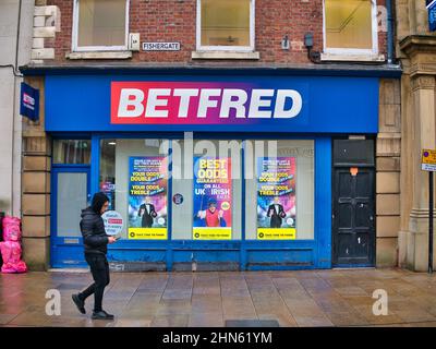 Eine Zweigstelle der Buchmacherkette Betfred in einer Hauptstraße in Fishergate in Preston in Lancashire im Norden Großbritanniens. Stockfoto