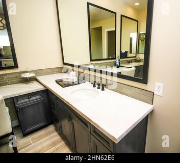 Modernes Hauptbadezimmer Mit Zwei Separaten Waschbecken Stockfoto