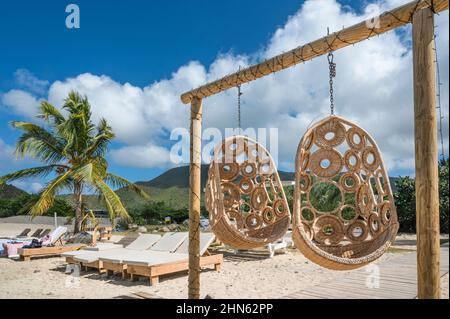 Friar's Beach mit seinen Strandclubs und Liegestühlen auf der karibischen Insel Saint-Martin / Sint Maarten Stockfoto