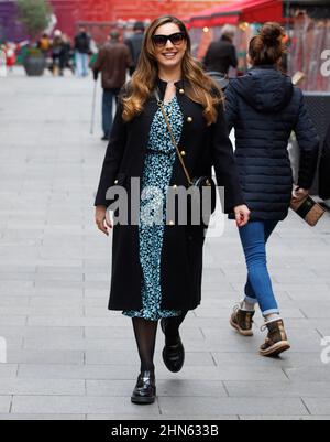 London, Großbritannien. 14th. Februar 2022. Kelly Brook, Schauspielerin, Model und Medienpersönlichkeit, verlässt Global Radio, nachdem sie ihre Heart London Radioshow präsentiert hat. Kredit: Mark Thomas/Alamy Live Nachrichten Stockfoto