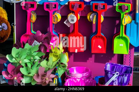 Kinderspielzeug zum Verkauf an der Blackpool Seafront, Lancashire, Großbritannien. Stockfoto