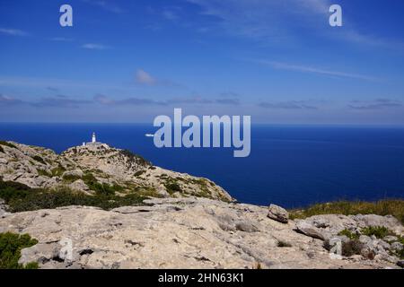 Fähre hinter Far de Formentor, Leuchtturm auf Cap de Formentor, Mallorca, Spanien Stockfoto