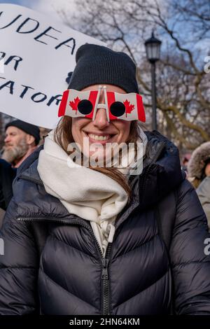 Protestierende des Trucker Konvois versammeln sich zum zweiten Mal in Folge im Queen's Park, Toronto, um sich solidarisch mit Anti-Mandats-Demonstrationen zu zeigen. Es kommt Stockfoto