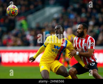 London, England - FEBRUAR 12: Tyrick Mitchell und Bryan Mbeumo von Brentford im L-R Crystal Palace während der Premier League zwischen Brentford und Crystal Stockfoto