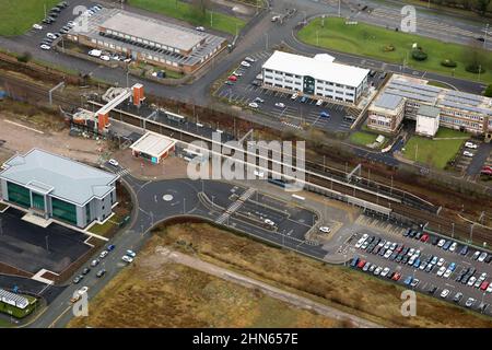 Luftaufnahme der Buckshaw Parkway Station in Buckshaw Village, nahe Chorley & Leyland, Lancashire Stockfoto