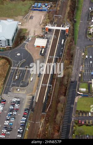 Luftaufnahme der Buckshaw Parkway Station in Buckshaw Village, nahe Chorley & Leyland, Lancashire Stockfoto