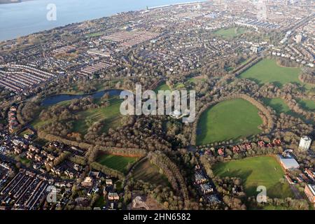 Luftaufnahme des Sefton Park (mit dem Sefton Park Palm House prominent) mit Blick nach Norden in Richtung der Skyline des Liverpooler Stadtzentrums Stockfoto