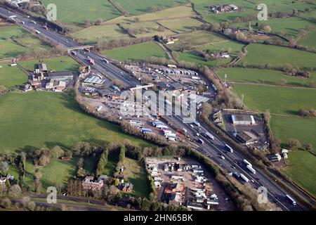 Luftaufnahme von Südwesten des Roadkochs Sandbach M6 auf der Autobahn M6, Hechhire Stockfoto