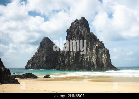 Blaues und grünes Wasser an einem Strand im Fernando de Noronha Archipel, Brasilien. Stockfoto