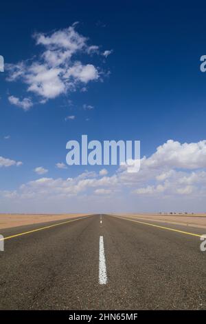 Desert Highway Leere Asphaltstraße, Reisekonzept Bild - blauer Himmel Stockfoto