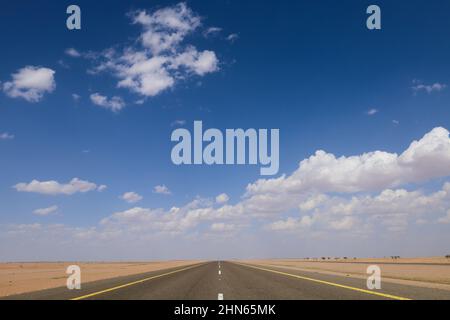 Desert Highway Leere Asphaltstraße, Reisekonzept Bild - blauer Himmel Stockfoto