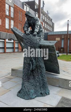 The Lost Trawlermen of Hull Memorial von Trevor Harries, Grimsby, North East Lincolnshire, Großbritannien. Stockfoto