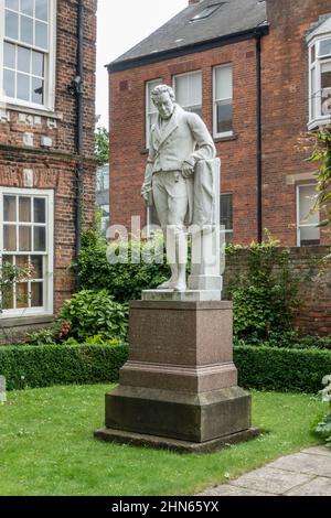 Statue von William Wilberforce verdrängen seinen Geburtsort, Wilberforce House, Kingston upon Hull, (Hull), East Riding of Yorkshire, Großbritannien. Stockfoto