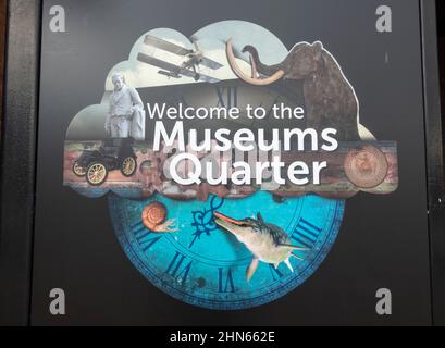 „Welcome to the Museums Quarter“-Schild in Kingston upon Hull, (Hull), East Riding of Yorkshire, Großbritannien. Stockfoto